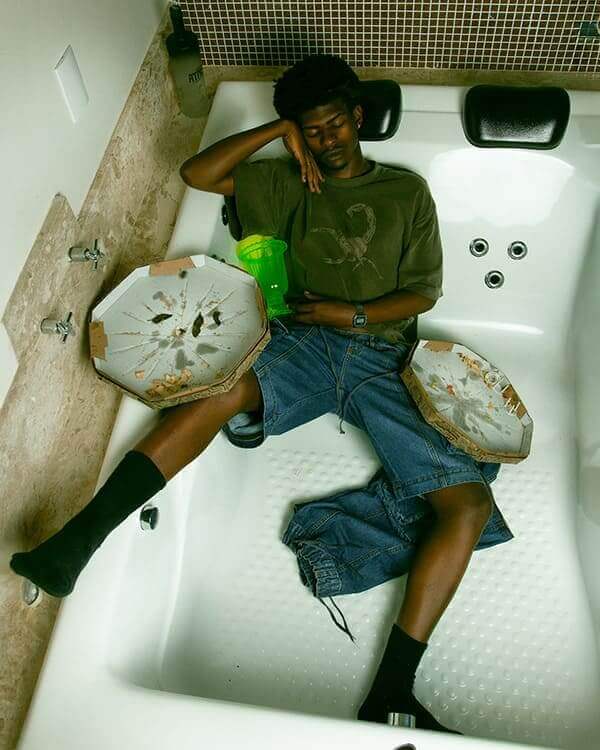 Foto Akrep House - Party & Pants