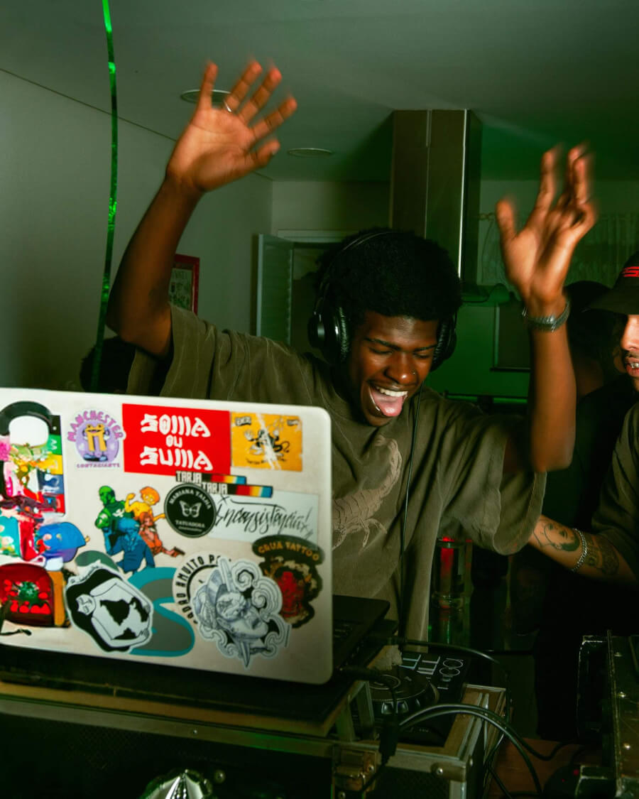 Foto Akrep House - Party & Pants